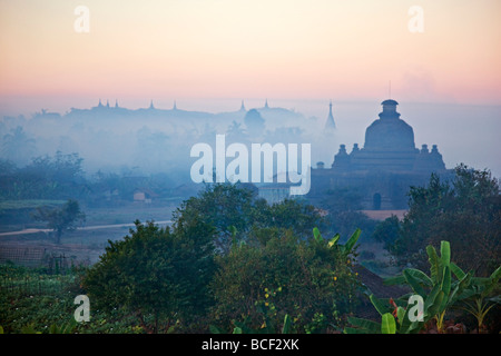 Tôt le matin, la brume enveloppe la temples historiques de Mrauk U, construit dans le style de Rakhine entre le 15e et 17e siècles. Banque D'Images