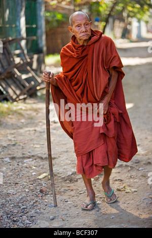 Le Myanmar, la Birmanie, l'État de Rakhine, Sittwe. Un vieux moine bouddhiste marchant dans une rue de Sittwe. Banque D'Images