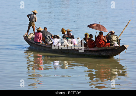 Le Myanmar, la Birmanie, l'État de Rakhine, Sittwe. Un traversier bondé près de port de Sittwe. Banque D'Images