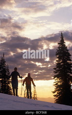 Etats Unis, Washington. Ski de randonnée dans les montagnes, lacs alpins Chiwaukum Désert, Washington State, USA Banque D'Images