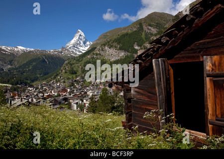 Vue sur Zermatt et le Mont Cervin en été, la Suisse, l'Europe. Banque D'Images