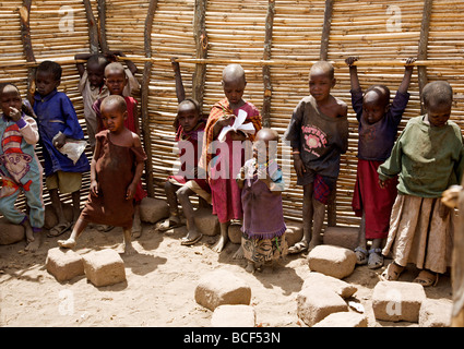 Les enfants de l'école primitive au village masai en Tanzanie. Banque D'Images