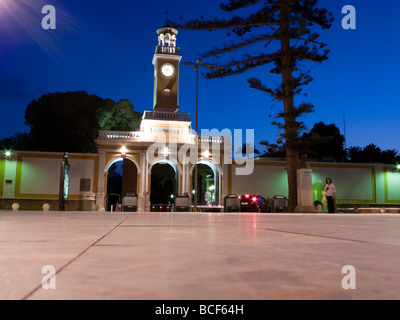 La porte de l'Arsenal à Carthagène , région de Murcie, Espagne la nuit Banque D'Images