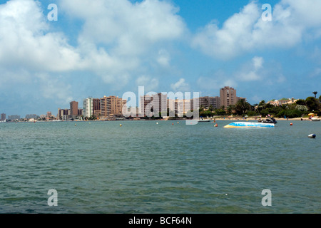 Les appartements et la plage par la Mar Menor (petite mer intérieure) dans la région de Murcie, Espagne Banque D'Images