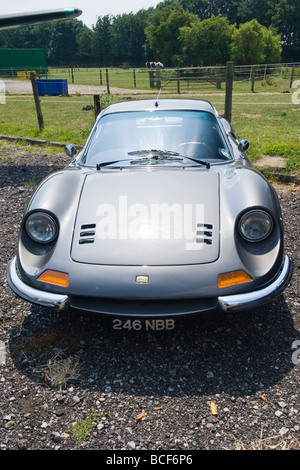 De Havilland Aviation Heritage Centre Museum , détail Aston Martin Jour , Ferrari Dino 246 GT 2418 cc 1976 , aspect capot avant Banque D'Images