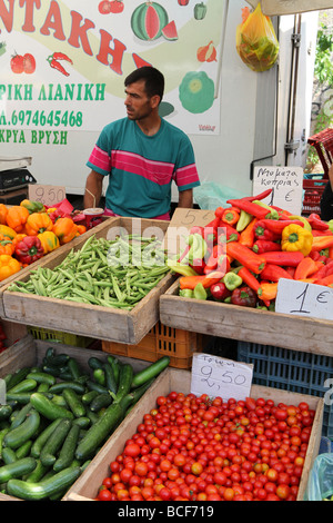 Une échoppe de marché à Rethymnon Crète Grèce avec l'agriculteur vend ses légumes l'accent sur le produire Banque D'Images