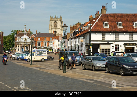 La Croix Du Marché En Été Samedi Marché Beverley East Yorkshire Angleterre Royaume-Uni Gb Grande-Bretagne Banque D'Images