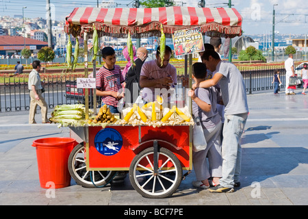 La Turquie , Istanbul , street food vendor avec barrow ou panier de vendre le maïs grillé ou bouilli & cornoncob ou des épis de maïs Banque D'Images