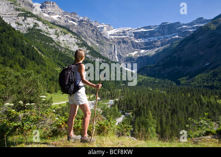 Walker, le Cirque de Gavarnie, le Parc National des Pyrénées, Hautes-Pyrénées, Midi-Pyrénées, France, M. Banque D'Images