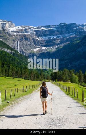 Walker, le Cirque de Gavarnie, le Parc National des Pyrénées, Hautes-Pyrénées, Midi-Pyrénées, France, M. Banque D'Images