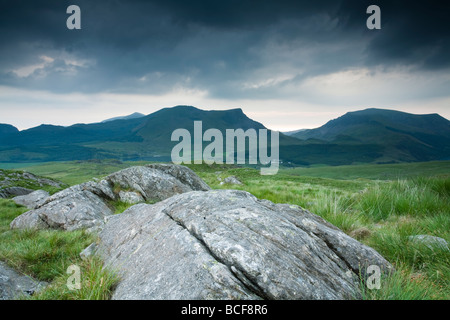 -Y-Llyn, Gader-y-Llyn, Dywarchen Mynydd Mawr et Mynydd Drws-y-coed du Rhyd-Ddu sentier sur les pentes inférieures de Snowdon Banque D'Images