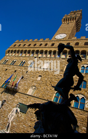 La statue de Benvenuto Cellini de Persée tenant la tête de Méduse, le Palazzo Vecchio, Florence, Italie Banque D'Images