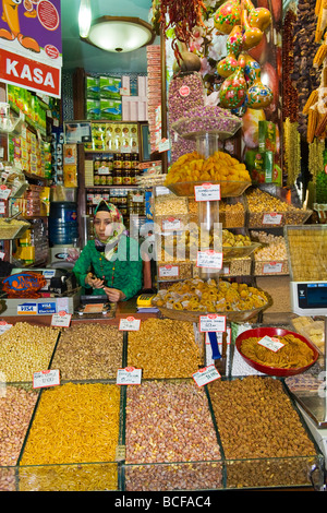 La Turquie , Istanbul , ou Misir Carsisi Spice Market ou Bazar Egyptien , jolie jeune fille musulmane en hijab vendre fruits secs et noix Banque D'Images