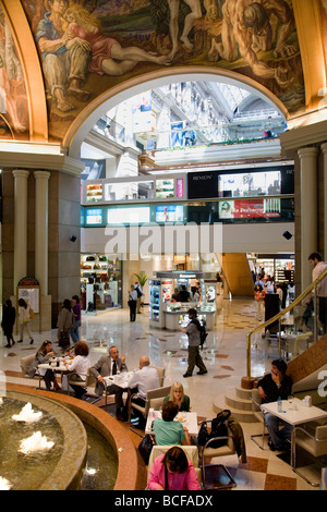 Les clients à l'intérieur Galerias Pacifico, Buenos Aires, Argentine Banque D'Images