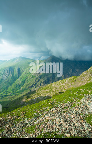 Les nuages de tempête s'abattant sur Glyder Fawr tiré du Llanberis path près de Clogwyn Station sur les pentes de Snowdon, Snowdo Banque D'Images