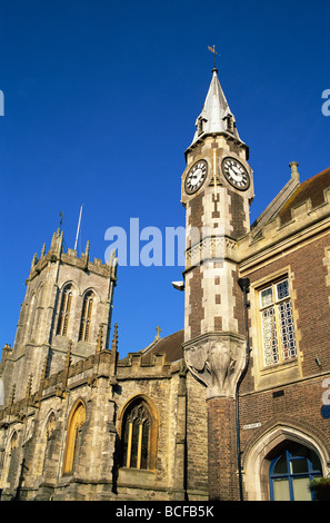 L'Angleterre, dans le Dorset, Dorchester, St.Peter's Church et Guild Hall Banque D'Images