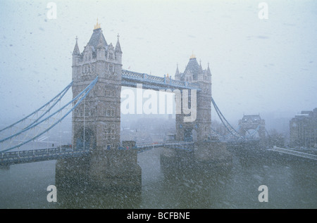 L'Angleterre, Londres, Tower Bridge dans une tempête de neige Banque D'Images