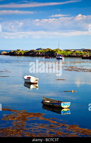 Les canots amarrés dans un petit quartier calme inlet Leverburgh Isle of Harris, Outer Hebrides, Western Isles, Écosse, Royaume-Uni 2009 Banque D'Images