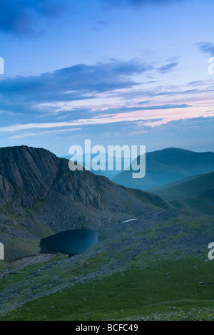 La lumière de fin de soirée sur Clogwyn Coch et Llyn Du'r Arddu du Llanberis path sur les pentes de Snowdon, Snowdonia, North Wale Banque D'Images