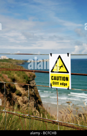 Un panneau d'avertissement au-dessus des falaises à newquay en Cornouailles, Royaume-Uni Banque D'Images