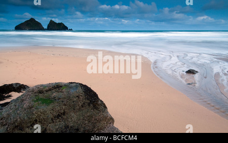 L'exposition longue plage de Holywell et Gull Rocks North Cornwall Banque D'Images