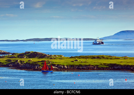 Rouge Petit bateau à voile navigué près de Leverburgh Isle of Harris, Outer Hebrides, Western Isles, Écosse, Royaume-Uni 2009 Banque D'Images