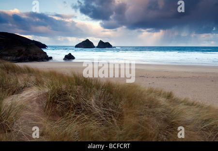 Après la pluie sur la plage de Holywell peu après le lever du soleil Cornouailles du Nord Banque D'Images