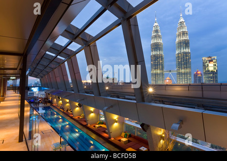 La Malaisie, Kuala Lumpur, vue d'une piscine sur le toit / skybar de Petronas Towers Banque D'Images