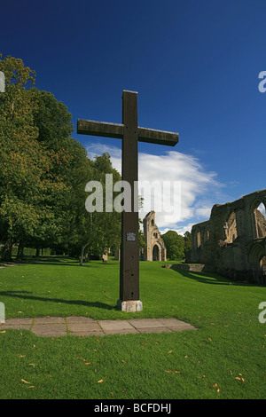 La croix de bois à Glastonbury Abbey ruins, Somerset, England, UK Banque D'Images
