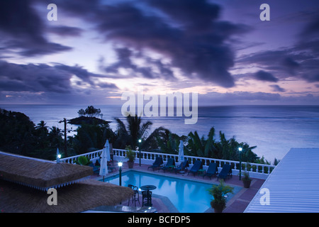 Les Seychelles, l'île de Mahé, le lever du soleil sur la plage de Fairyland Banque D'Images