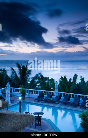 Les Seychelles, l'île de Mahé, le lever du soleil sur la plage de Fairyland Banque D'Images