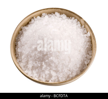 Le sel de mer dans un bol en céramique Banque D'Images