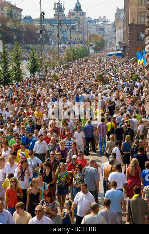 Le jour de l'indépendance, annuel personnes marchant le long de la rue Khreshchatyk, Kiev, Ukraine Banque D'Images