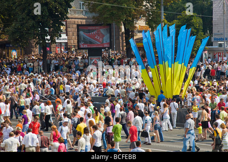 Le jour de l'indépendance, annuel personnes marchant le long de la rue Khreshchatyk, Kiev, Ukraine Banque D'Images