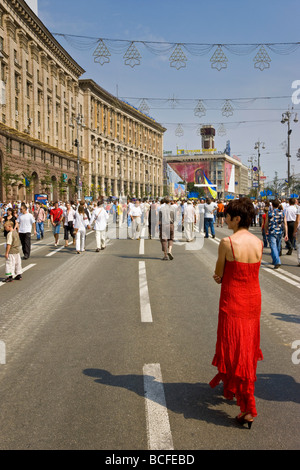 Le jour de l'indépendance, annuel personnes marchant le long de la rue Khreshchatyk, Kiev, Ukraine Banque D'Images