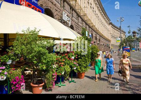 Les personnes qui, de la rue Khreshchatyk, Kiev, Ukraine Banque D'Images