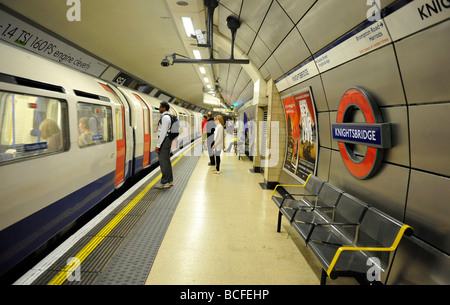 Nouveau tube remis à plate-forme à la gare de métro de Knightsbridge à Londres Banque D'Images