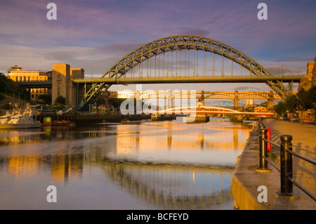 Royaume-uni, Angleterre, Tyne et Wear, Newcastle et Gateshead, le Tyne et de ponts sur la rivière Tyne. Banque D'Images