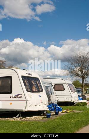 Rangées de les caravanes sur un camping dans le Derbyshire, sous le soleil d'été Banque D'Images