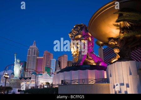 USA, Nevada, Las Vegas, le lion de la MGM Grand Casino avec New York, New York Casino en arrière-plan, l'aube Banque D'Images