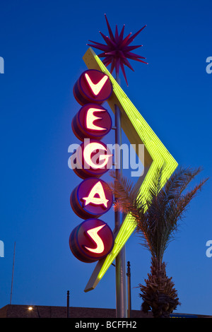 USA, Nevada, Las Vegas, le centre-ville, à l'Est de Freemont Vegas Neon Sign, dusk Banque D'Images