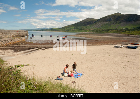 Une jeune famille sur la plage à Trefor sur la côte nord de la péninsule de Lleyn Wales UK après-midi d'été Banque D'Images