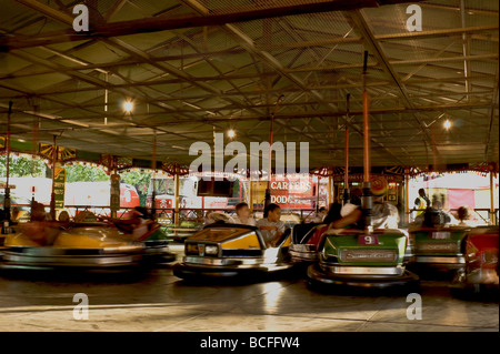 L'dodgems at Carters Steam Fair - le delightfuly retro voyager juste vu ici à Priory Park Nord Hornsey Londres, en Angleterre. Banque D'Images