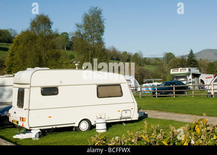 Caravane dressé sur un camping dans le Derbyshire, sous le soleil d'été Banque D'Images