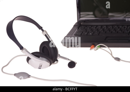 Ordinateur portable avec casque noir sur fond blanc Banque D'Images