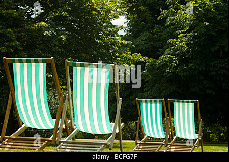 Chaises vides à St James Park, Londres, en Angleterre. Banque D'Images