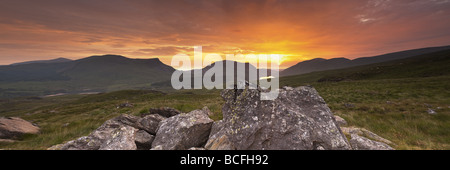 Vue panoramique-y-Llyn, Gader-y-Llyn, Dywarchen Mynydd Mawr et Mynydd Drws-y-coed du Rhyd-Ddu sentier sur les pentes inférieures Banque D'Images