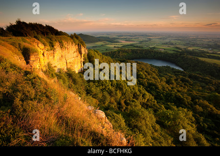 Whitestone Lake à Gormire falaise et sur le coucher du soleil d'été façon Cleveland à Sutton Bank North York Moors National Park Banque D'Images