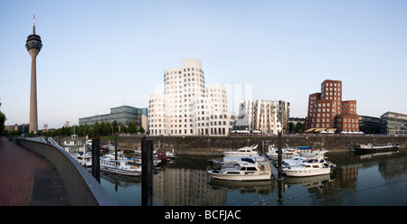 Vue panoramique de Dusseldorf MediaHarbor avec tour du Rhin, marina et Frank O. Gehry'S Neuer Zollhof bâtiments Banque D'Images