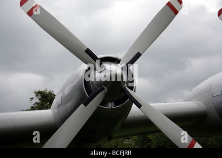 Hélice avion contre un ciel nuageux gris Banque D'Images